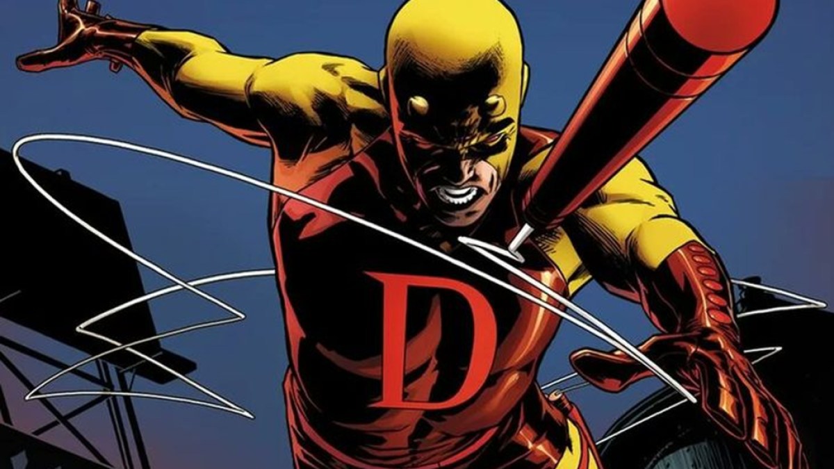 Daredevil ve svém žlutočerveném kostýmu házel směrem ke čtenáři svůj kyj; ilustroval Joe Quesada