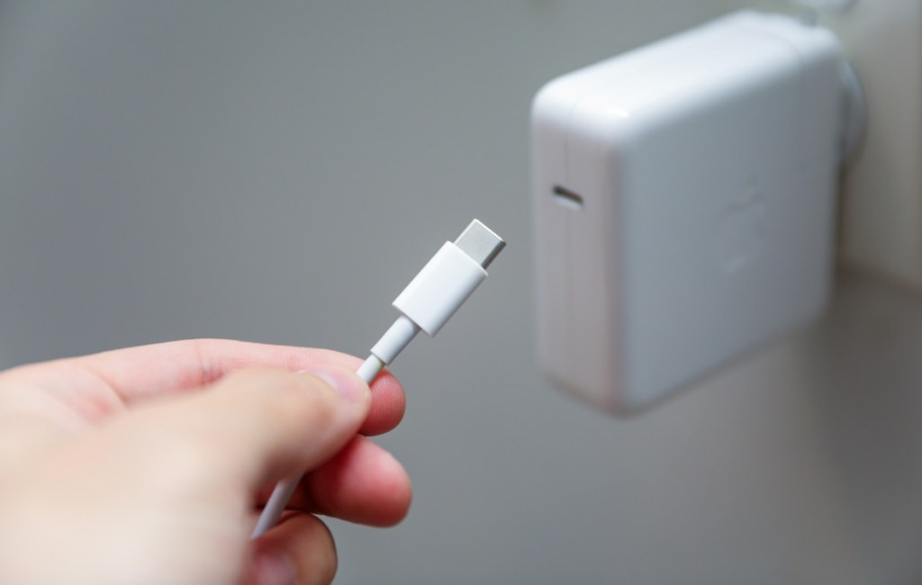 Kabel napájení napájení USB typu C držel před adaptérem