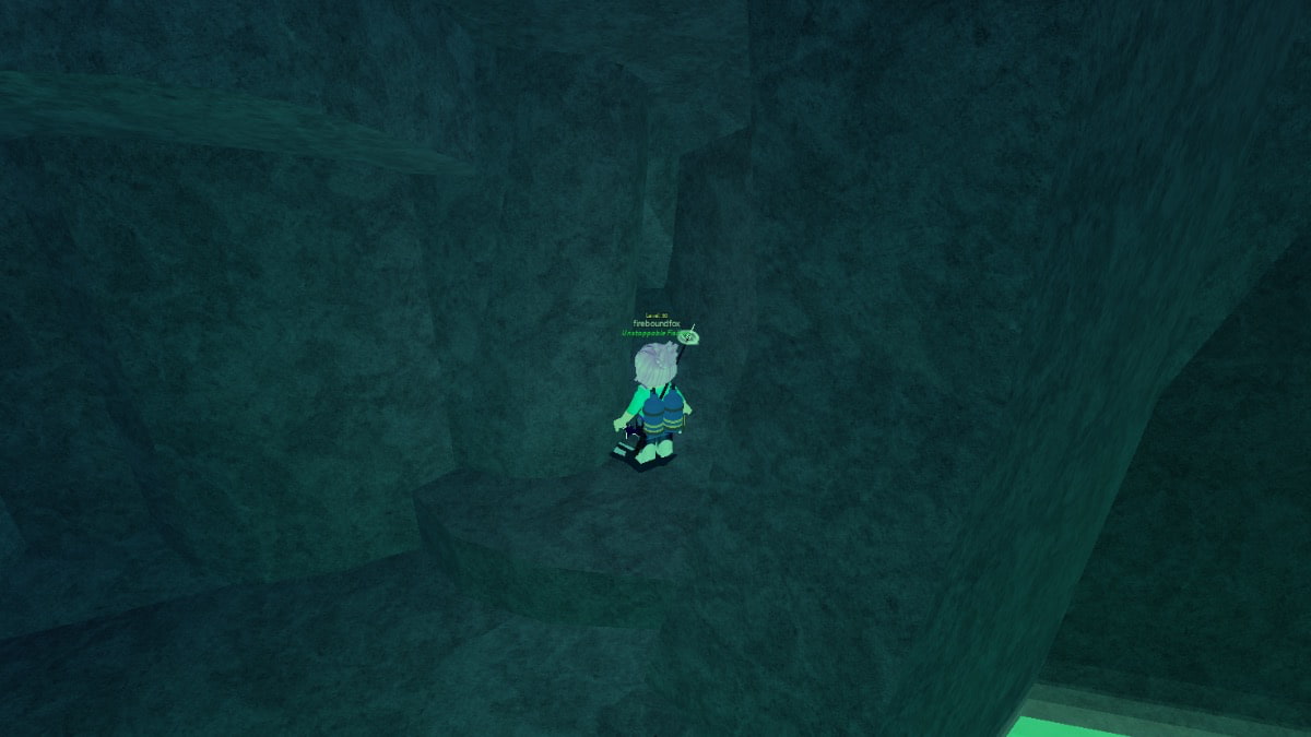 Roblox charakter zasadí uvnitř malé jeskyně poblíž bazénu solanky v Roblox Fisch.