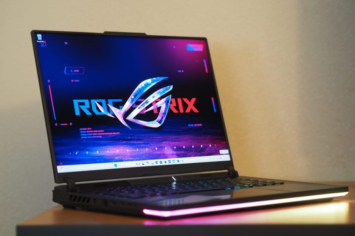 Asus ROG Strix G16 pohled zprava ukazující displej a RGB osvětlení.