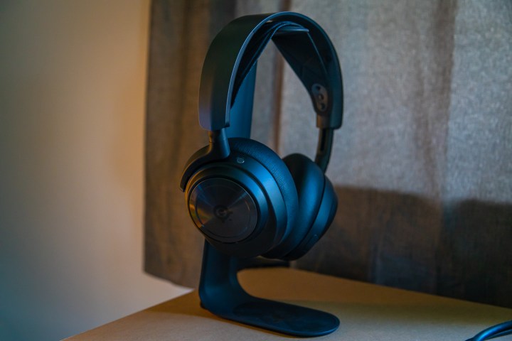 Steelseries Arctis Nova Pro sluchátka na stojanu.
