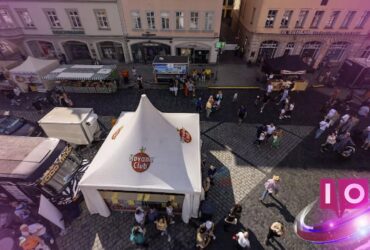 Najděte líbající se pár v průvodci úrovní 23 hry Nejsem robot