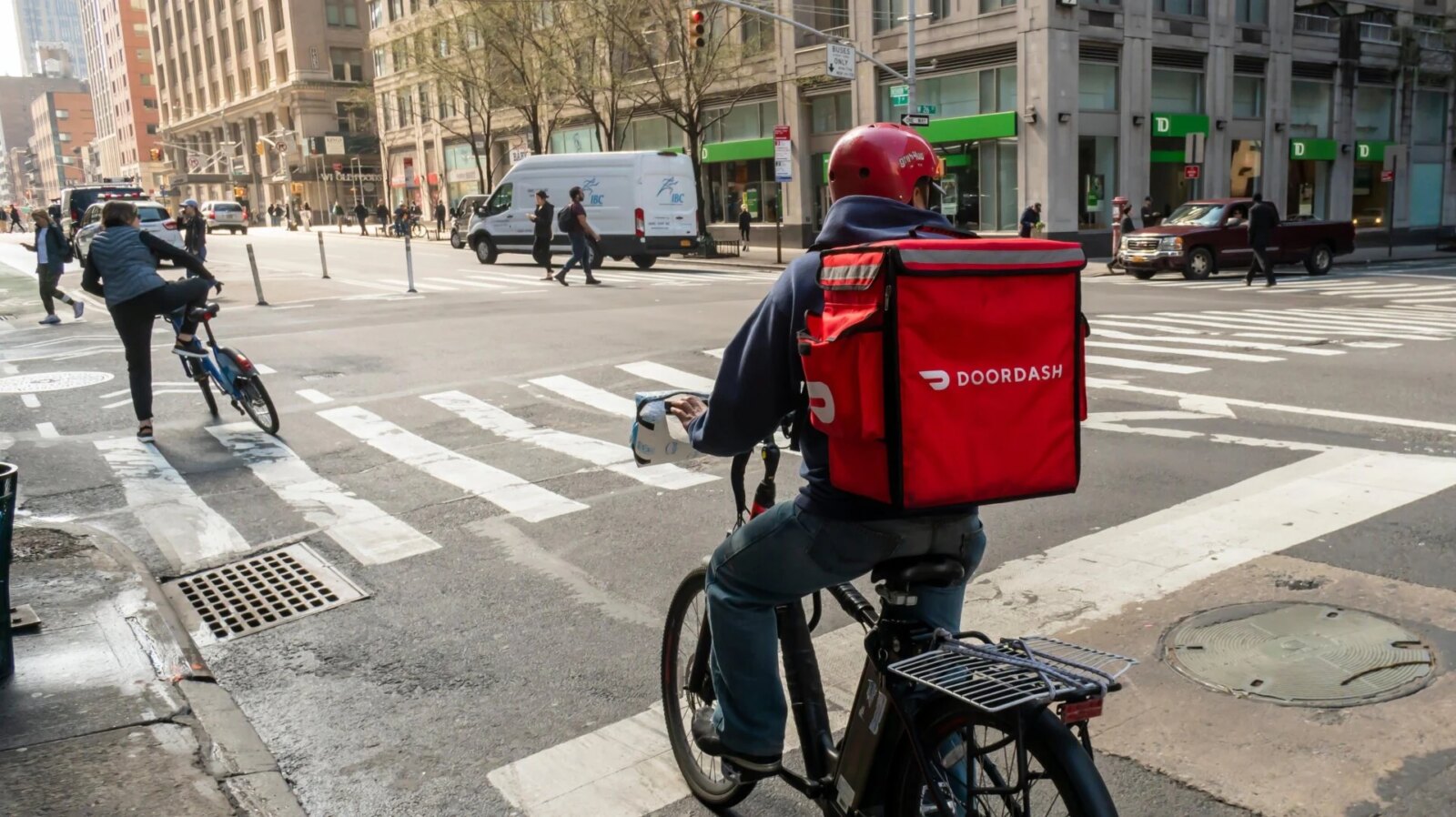 DoorDash nabízí řidičům cashback na pohonné hmoty kvůli prudce rostoucím cenám