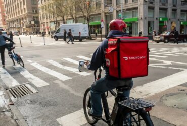 DoorDash nabízí řidičům cashback na pohonné hmoty kvůli prudce rostoucím cenám