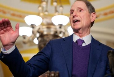 Sen. Wyden: Dohoda Pentagonu s Anthropic by mohla umožnit masové sledování pomocí AI