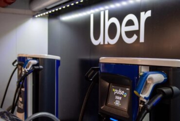Uber a Rivian partneřili, aby nasadili 50 tisíc robotaxi s investicí 1,25 miliardy dolarů