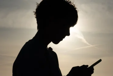 Google se dohodl v žalobě s teenagery, zatímco případy závislosti na sociálních sítích rostou
