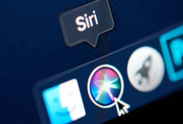 Mike Rockwell možná opravil Siri – přesto dostává malou pochvalu